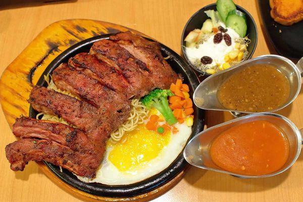 【新竹美食】吼牛排新竹店-原塊牛肉真材實料,比臉還大的巨無霸大盎司牛排與免費自助吧吃到飽