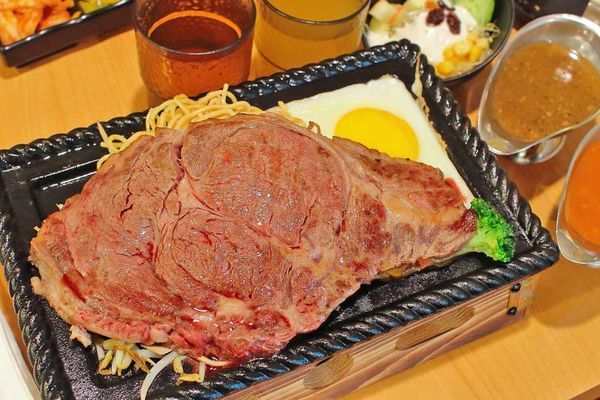 【新竹美食】吼牛排新竹店-原塊牛肉真材實料,比臉還大的巨無霸大盎司牛排與免費自助吧吃到飽