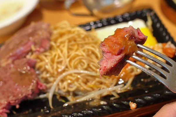 【新竹美食】吼牛排新竹店-原塊牛肉真材實料,比臉還大的巨無霸大盎司牛排與免費自助吧吃到飽