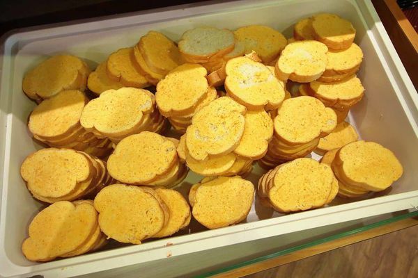 【新竹美食】吼牛排新竹店-原塊牛肉真材實料,比臉還大的巨無霸大盎司牛排與免費自助吧吃到飽