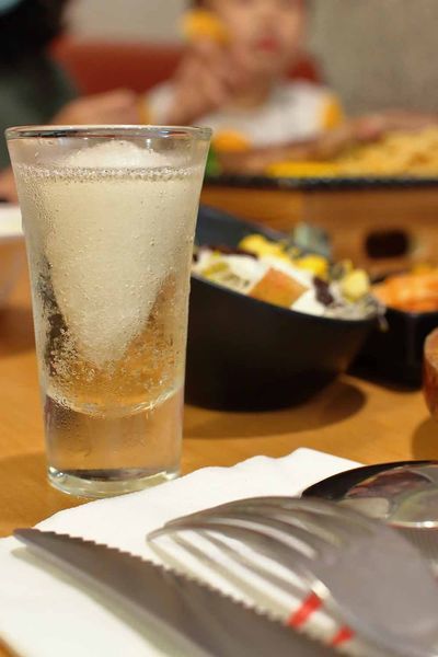 【新竹美食】吼牛排新竹店-原塊牛肉真材實料,比臉還大的巨無霸大盎司牛排與免費自助吧吃到飽