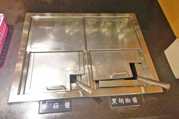 【新竹美食】吼牛排新竹店-原塊牛肉真材實料,比臉還大的巨無霸大盎司牛排與免費自助吧吃到飽