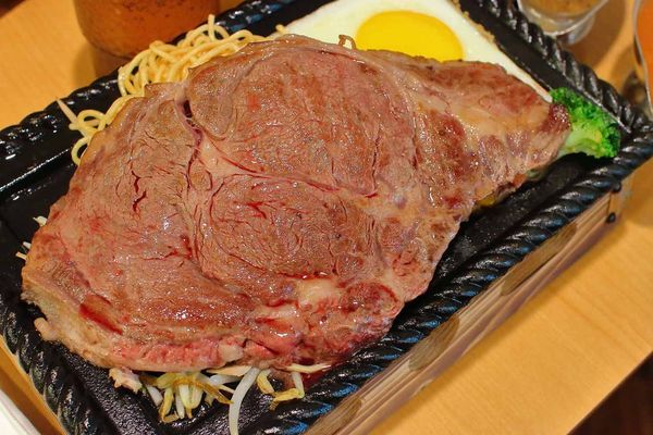 【新竹美食】吼牛排新竹店-原塊牛肉真材實料,比臉還大的巨無霸大盎司牛排與免費自助吧吃到飽