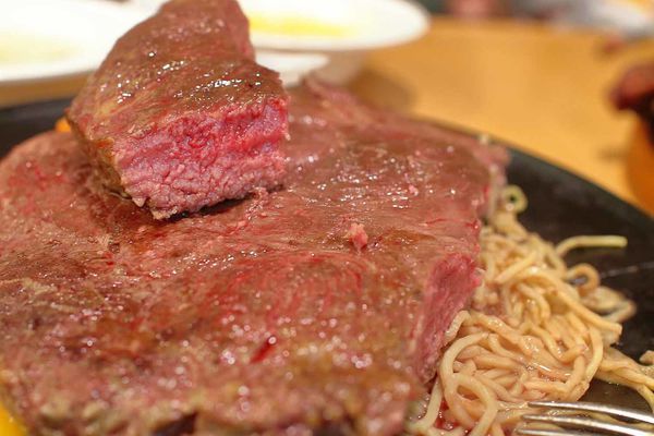 【新竹美食】吼牛排新竹店-原塊牛肉真材實料,比臉還大的巨無霸大盎司牛排與免費自助吧吃到飽