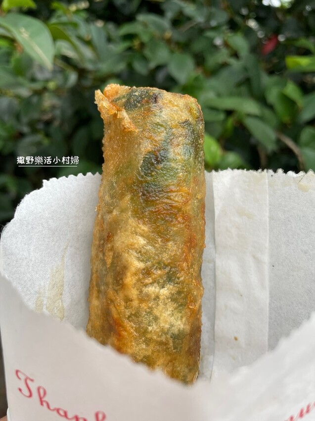 平日也要排隊的銅板美食【礁溪春捲伯】金黃外皮酥又脆，加上滿滿