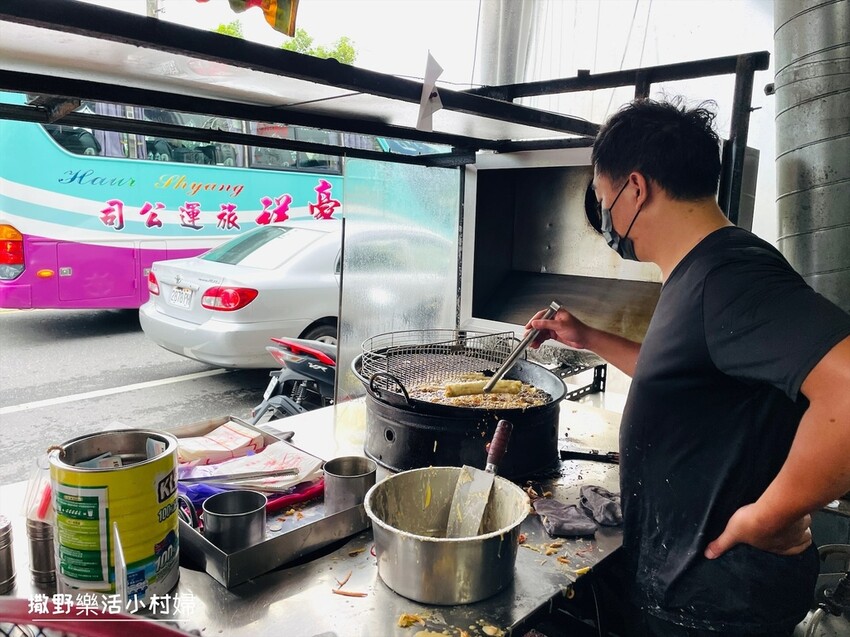 平日也要排隊的銅板美食【礁溪春捲伯】金黃外皮酥又脆，加上滿滿