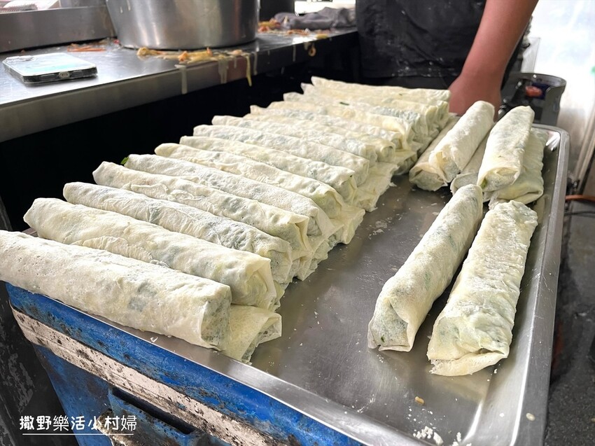 平日也要排隊的銅板美食【礁溪春捲伯】金黃外皮酥又脆，加上滿滿