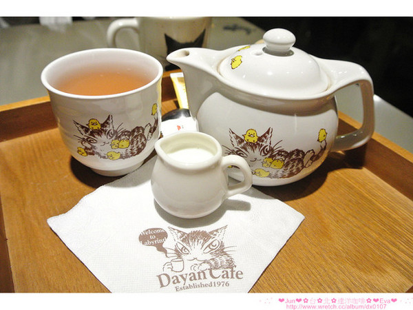 Dayan Café達洋咖啡館:【食記】oO。。台北 達洋小餐館、達洋咖啡館(Dayan Cafe) 又是一家超萌又讓少女們愛到破錶的貓咪咖啡店!。o○。 Dayan Café達洋咖啡館:【食記】oO。。台北 達洋小餐館、達洋咖啡館(Dayan Cafe) 又是一家超萌又讓少女們愛到破錶的貓咪咖啡店!。o○。