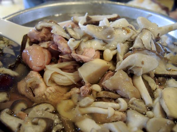 宜蘭員山)老媽媽豆腐乳烤香雞全餐 - 肉控族最愛當紅豆腐乳桶仔雞