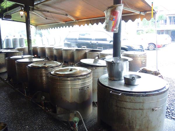 宜蘭員山)老媽媽豆腐乳烤香雞全餐 - 肉控族最愛當紅豆腐乳桶仔雞