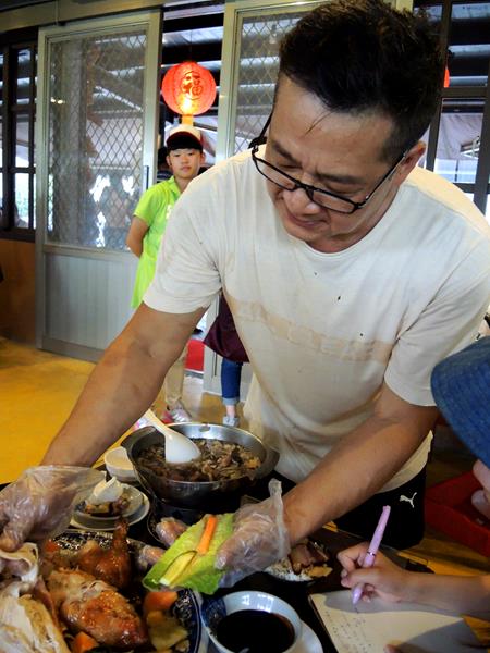 宜蘭員山)老媽媽豆腐乳烤香雞全餐 - 肉控族最愛當紅豆腐乳桶仔雞
