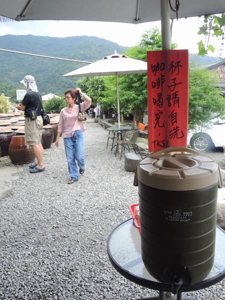 宜蘭員山)老媽媽豆腐乳烤香雞全餐 - 肉控族最愛當紅豆腐乳桶仔雞