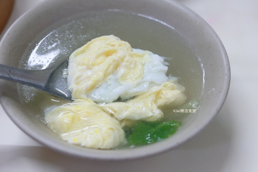 彰化美食三民市場蒸餃50年老店｜現點現蒸好新鮮，Q彈餃皮搭配微甜內餡超棒，彰化三民市場巷弄美食