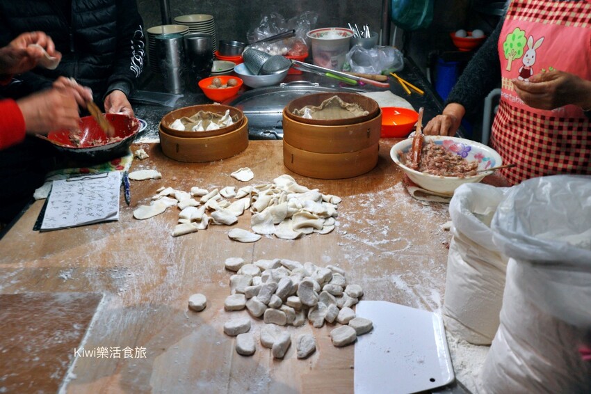 彰化美食三民市場蒸餃50年老店｜現點現蒸好新鮮，Q彈餃皮搭配微甜內餡超棒，彰化三民市場巷弄美食