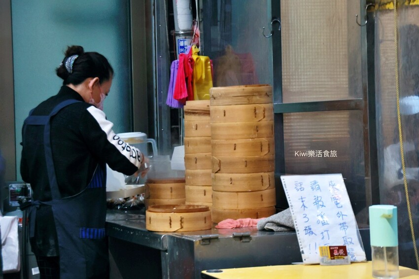 彰化美食三民市場蒸餃50年老店｜現點現蒸好新鮮，Q彈餃皮搭配微甜內餡超棒，彰化三民市場巷弄美食