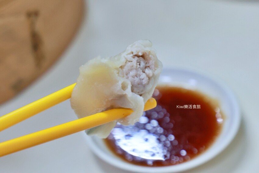 彰化美食三民市場蒸餃50年老店｜現點現蒸好新鮮，Q彈餃皮搭配微甜內餡超棒，彰化三民市場巷弄美食