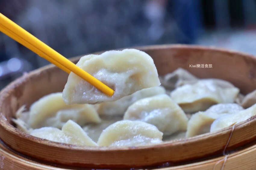 彰化美食三民市場蒸餃50年老店｜現點現蒸好新鮮，Q彈餃皮搭配微甜內餡超棒，彰化三民市場巷弄美食