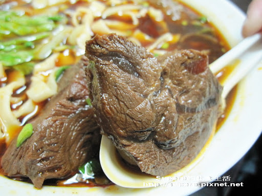 [小店食記]虎林街的小陳牛肉麵之碩大牛肉很過癮
