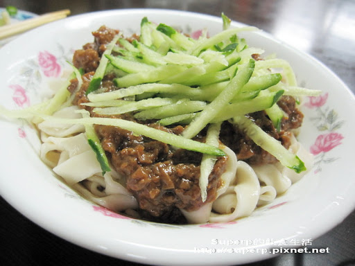 [小店食記]虎林街的小陳牛肉麵之碩大牛肉很過癮