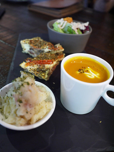 看書喝午茶~來這裡扮假文青的雅痞咖啡