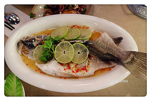 【台北美食】饗泰多 ~ 東區泰式料理❤️超厚實月亮蝦餅/打拋豬肉/清蒸檸檬魚 - 捷運忠孝復興站