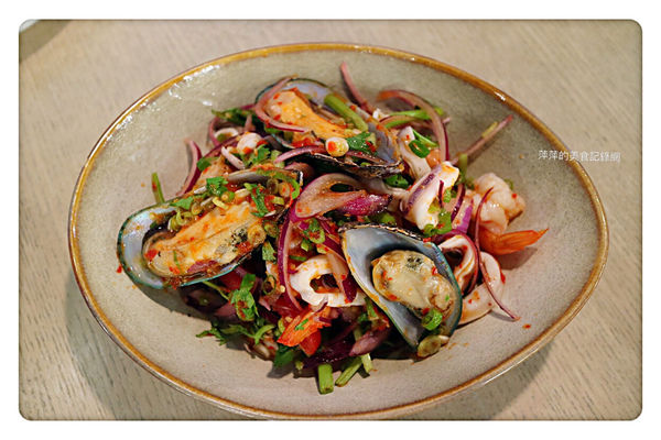 【台北美食】饗泰多 ~ 東區泰式料理❤️超厚實月亮蝦餅/打拋豬肉/清蒸檸檬魚 - 捷運忠孝復興站