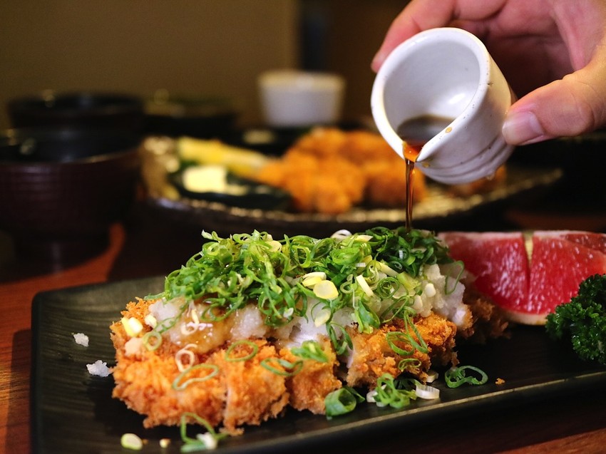 勝博殿-新光三越台南中山店：來自日本新宿的日式炸豬排，廣島江田島牡蠣鮮甜大顆