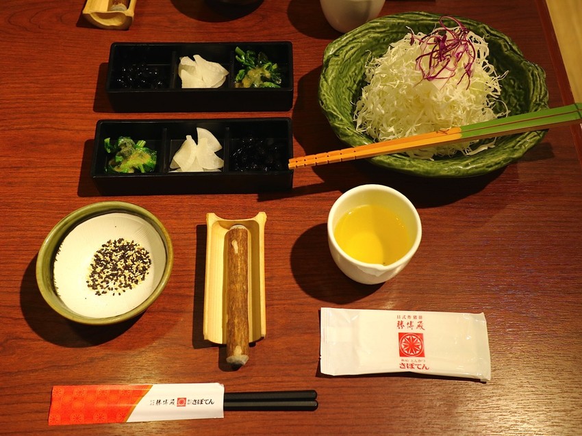 勝博殿-新光三越台南中山店：來自日本新宿的日式炸豬排，廣島江田島牡蠣鮮甜大顆