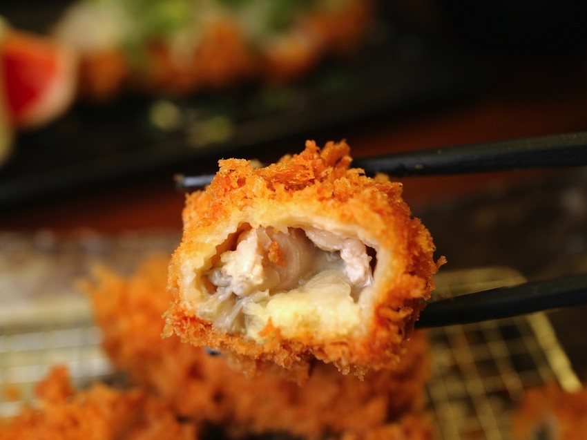 勝博殿-新光三越台南中山店：來自日本新宿的日式炸豬排，廣島江田島牡蠣鮮甜大顆