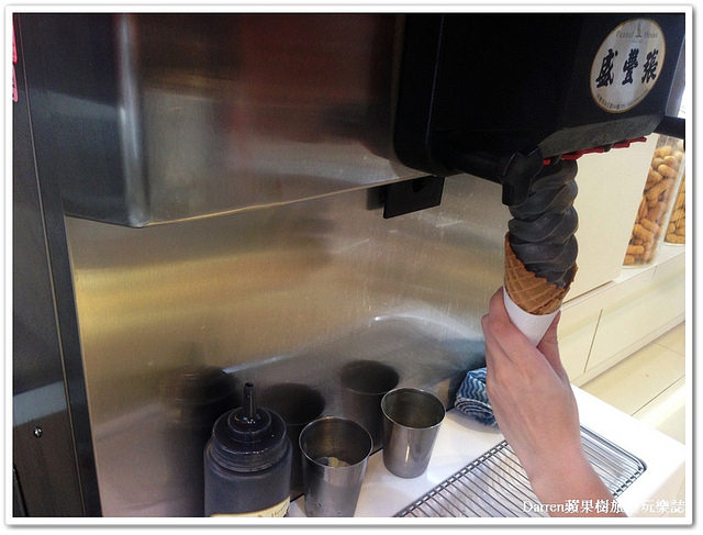 『桃園中壢人氣冰品』張豐盛霜淇淋(張豐盛花生之家)●雜貨商行隱藏版冰淇淋 以堅果類推出花生、芝麻、南瓜子等多種口味霜淇淋