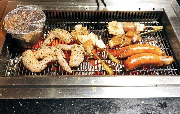 【台北西門町/吃到飽餐廳/壽星優惠/台北燒肉吃到飽/萬華區燒肉推薦】三朵花炭火燒肉鍋物,頂級食材燒肉+鍋