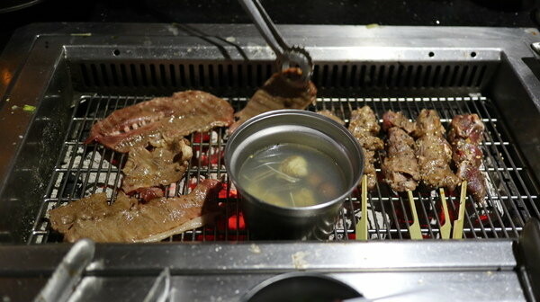 【台北西門町/吃到飽餐廳/壽星優惠/台北燒肉吃到飽/萬華區燒肉推薦】三朵花炭火燒肉鍋物,頂級食材燒肉+鍋