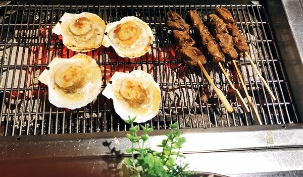 【台北西門町/吃到飽餐廳/壽星優惠/台北燒肉吃到飽/萬華區燒肉推薦】三朵花炭火燒肉鍋物,頂級食材燒肉+鍋