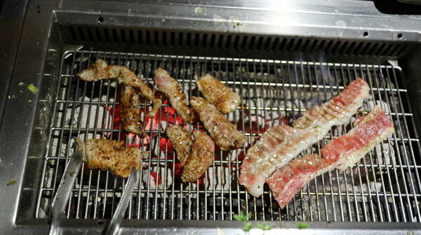 【台北西門町/吃到飽餐廳/壽星優惠/台北燒肉吃到飽/萬華區燒肉推薦】三朵花炭火燒肉鍋物,頂級食材燒肉+鍋