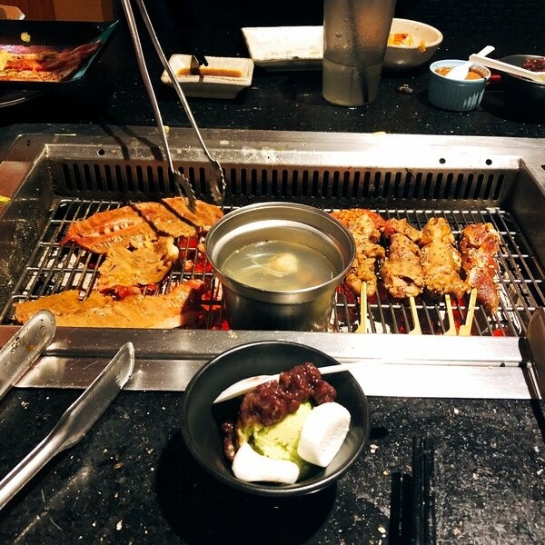 【台北西門町/吃到飽餐廳/壽星優惠/台北燒肉吃到飽/萬華區燒肉推薦】三朵花炭火燒肉鍋物,頂級食材燒肉+鍋