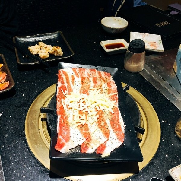 【台北西門町/吃到飽餐廳/壽星優惠/台北燒肉吃到飽/萬華區燒肉推薦】三朵花炭火燒肉鍋物,頂級食材燒肉+鍋