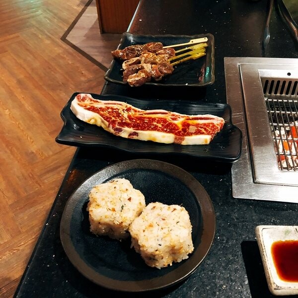 【台北西門町/吃到飽餐廳/壽星優惠/台北燒肉吃到飽/萬華區燒肉推薦】三朵花炭火燒肉鍋物,頂級食材燒肉+鍋