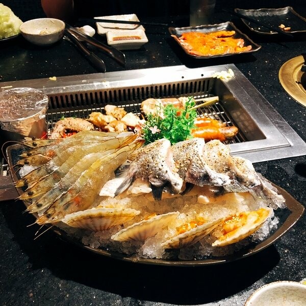 【台北西門町/吃到飽餐廳/壽星優惠/台北燒肉吃到飽/萬華區燒肉推薦】三朵花炭火燒肉鍋物,頂級食材燒肉+鍋