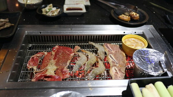 【台北西門町/吃到飽餐廳/壽星優惠/台北燒肉吃到飽/萬華區燒肉推薦】三朵花炭火燒肉鍋物,頂級食材燒肉+鍋