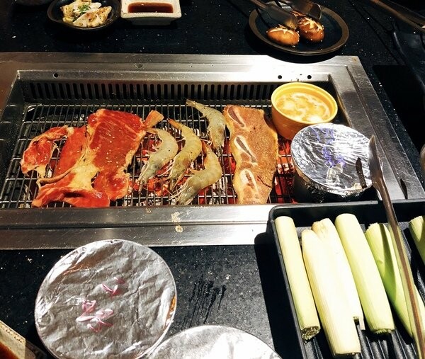 【台北西門町/吃到飽餐廳/壽星優惠/台北燒肉吃到飽/萬華區燒肉推薦】三朵花炭火燒肉鍋物,頂級食材燒肉+鍋