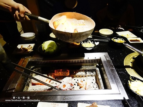 三朵花炭火燒肉．鍋物：【台北西門町】三朵花炭火燒肉．鍋物 玫瑰松阪豬、台塑牛小排、prime霸王牛、40公分深海大魷魚 極品御用享受頂級食材燒肉吃飽飽！壽星優惠/吃到飽餐廳推薦