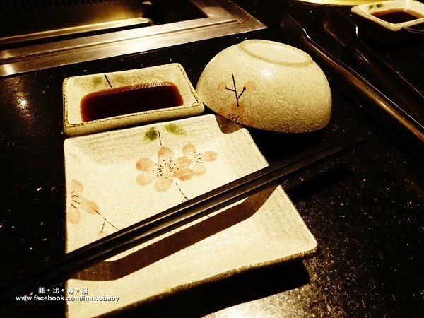 三朵花炭火燒肉．鍋物：【台北西門町】三朵花炭火燒肉．鍋物 玫瑰松阪豬、台塑牛小排、prime霸王牛、40公分深海大魷魚 極品御用享受頂級食材燒肉吃飽飽！壽星優惠/吃到飽餐廳推薦