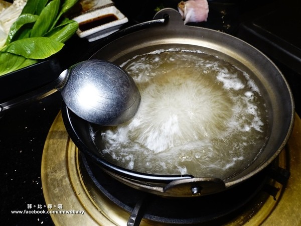 三朵花炭火燒肉．鍋物：【台北西門町】三朵花炭火燒肉．鍋物 玫瑰松阪豬、台塑牛小排、prime霸王牛、40公分深海大魷魚 極品御用享受頂級食材燒肉吃飽飽！壽星優惠/吃到飽餐廳推薦