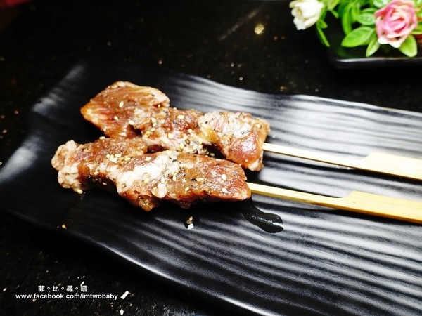 三朵花炭火燒肉．鍋物：【台北西門町】三朵花炭火燒肉．鍋物 玫瑰松阪豬、台塑牛小排、prime霸王牛、40公分深海大魷魚 極品御用享受頂級食材燒肉吃飽飽！壽星優惠/吃到飽餐廳推薦