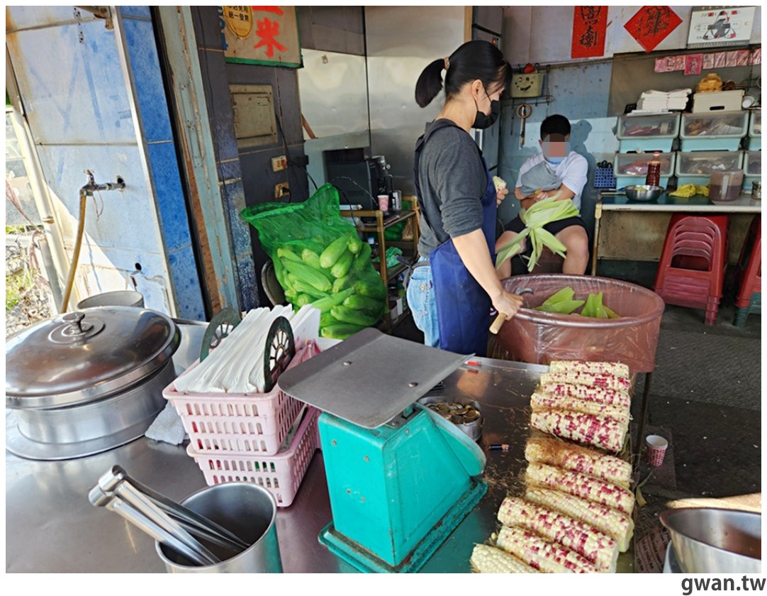 在地人推爆！祖傳60年的老擔現烤玉米，還沒營業就排隊 - 吃關關