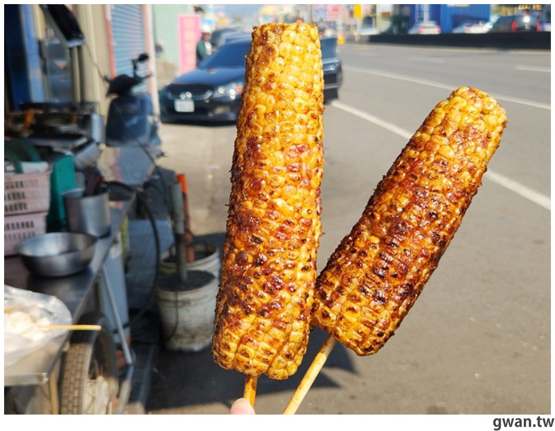 在地人推爆！祖傳60年的老擔現烤玉米，還沒營業就排隊 - 吃關關