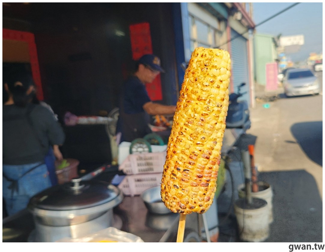 在地人推爆！祖傳60年的老擔現烤玉米，還沒營業就排隊 - 吃關關