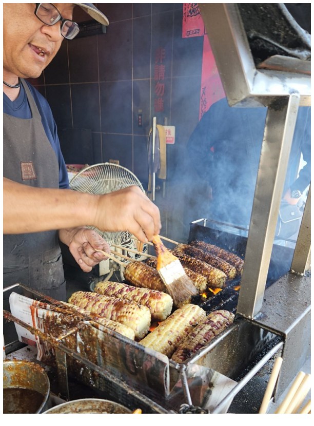 在地人推爆！祖傳60年的老擔現烤玉米，還沒營業就排隊 - 吃關關