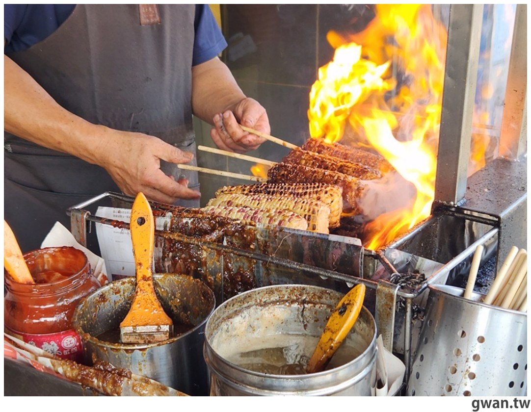 在地人推爆！祖傳60年的老擔現烤玉米，還沒營業就排隊 - 吃關關