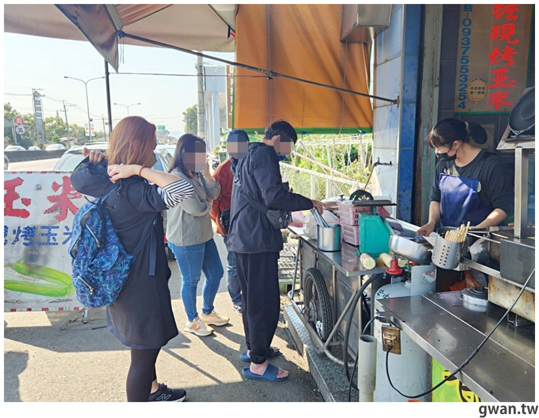 在地人推爆！祖傳60年的老擔現烤玉米，還沒營業就排隊 - 吃關關